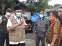 Foto: Gubernur Sulbar Didampingi Bupati Majene Menyerahkan Bantuan di Ulumanda
