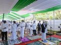 Pilih Tempat Lapang, Plt Gubernur Salat Ied di Halaman Rujab Bersama Keluarga