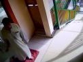 Aksinya Terekam CCTV, Pencuri Ponsel Nyamar Jadi Jamaah Masjid dengan Berpakaian Gamis 