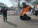 Peringatan Hari Buruh di Makassar, Massa Bakar Ban dan Tuntut Pencabutan Undang-undang Cipta Kerja Serta Pembayaran THR