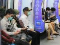 Tampilkan Kesederhanaan, Menteri Ini Naik MRT dan Jalan Kaki ke Kantor