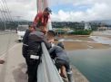 Gadis Ambon Ingin Bunuh Diri Lompat dari Jembatan, Diduga Lantaran Pacar Lesbinya Ingin Menikah dengan Pria 