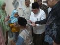 Momen Seru Usai Shalat Tarawih di Masjid Galung-galung, Anak-anak Berburu Tanda Tangan Wagub Salim Mengga 