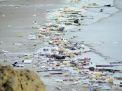 Sampah Plastik Menumpuk di Bibir Pantai Jalan Arteri Mamuju 