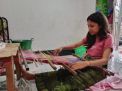 Serah Nuban, Mahasiswi di Kupang yang Berjuang Biayai Kuliah dari Menenun di Kamar Kos
