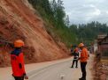 BPBD Sulbar Tinjau Kondisi Terkini Tanah Longsor di Jalan Poros Bombong – Lambe Mamasa