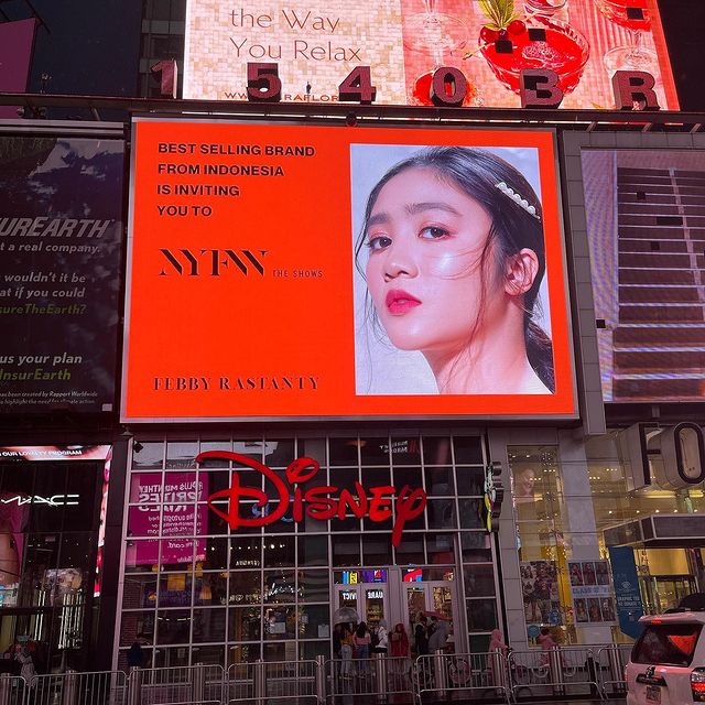 Keren! Wajah Artis Indonesia Ini Terpampang di Pusat Bisnis New York