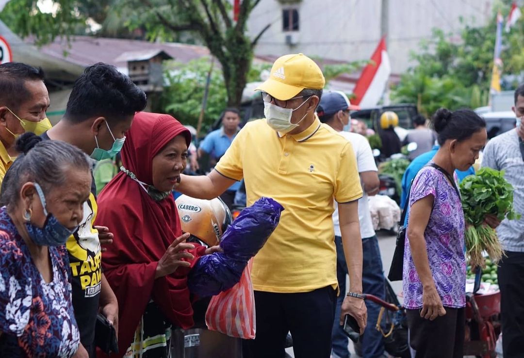 Gerakkan Ekonomi Rakyat, Di Palopo Taufan Pawe Menyapa Pedagang dan Membeli Dagangan Pasar