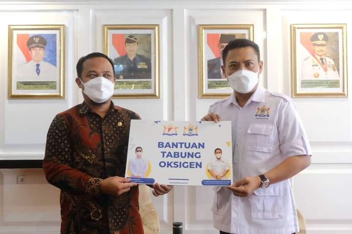 Andi Iwan Serahkan Bantuan 250 Botol Oksigen ke Andi Sudirman
