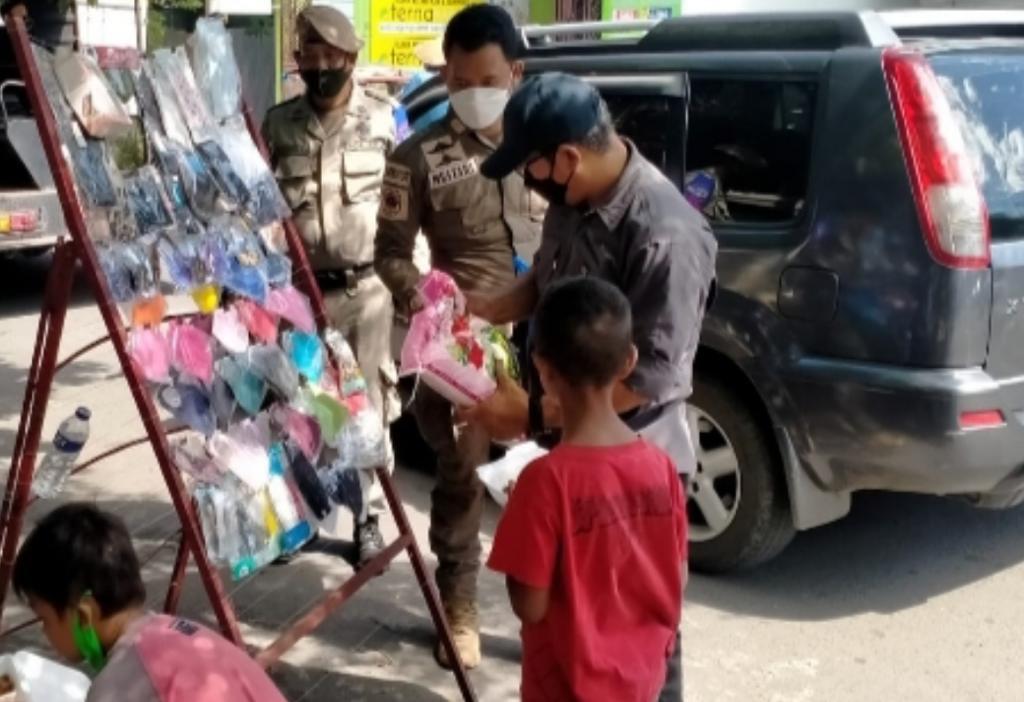 Satpol PP Makassar Sapa Pedagang Kecil, Sambil Bagikan Sembako