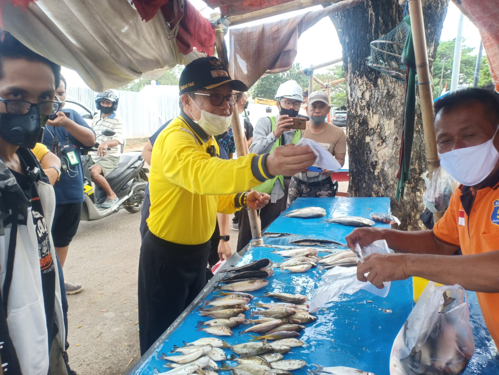 Wali Kota Parepare Borong Hasil Tangkapan Nelayan, Masyarakat Cempae Gembira