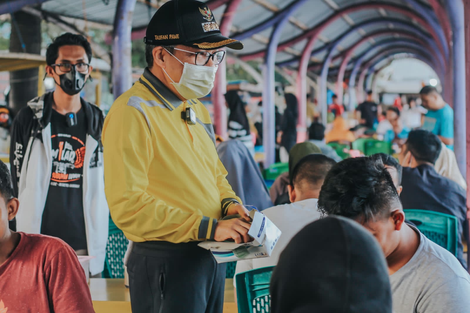 Borong Jualan Warga, Taufan Pawe: Instruksi Ketum Golkar Airlangga Bantu Ekonomi Masyarakat