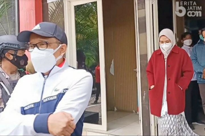 Dibawa ke Jakarta oleh KPK, Wajah Bupati Probolinggo Tampak Shock, Suaminya Berusaha Tegar