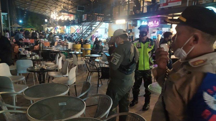 Satgas Raika Bubarkan Kerumunan Acara Bazar di Kafe