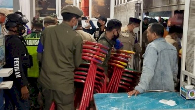 Melanggar Jam Operasional, Satgas Raika Sita Kursi Warkop di Toddopuli