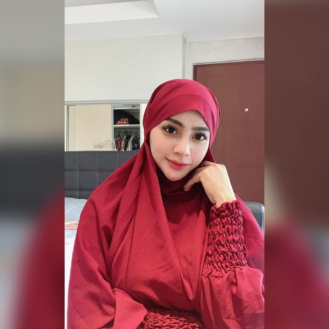 Kerap Tampil Seksi, Ternyata Penampilan Tisya Erni saat Berhijab Bikin Adem