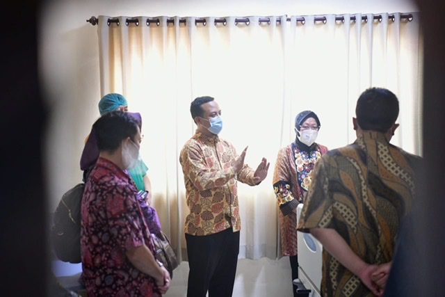 Andi Sudirman Dampingi Risma Pantau Kondisi Korban Bom Katedral di RS Bhayangkara