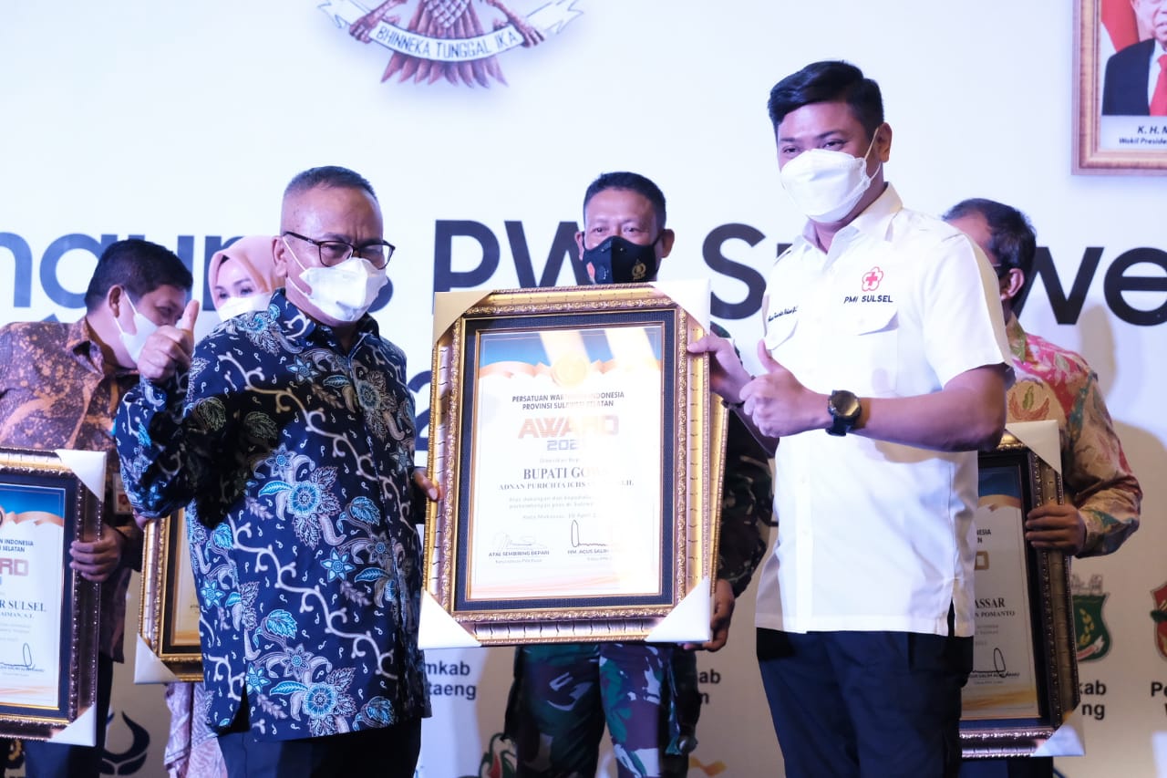 Adnan Raih Penghargaan Peduli Pers dari PWI Sulsel 