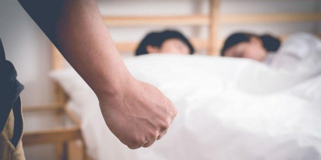 Curiga Diselingkuhi, Suami Tega Bakar Istri Hidup-hidup Saat Sedang Salat 