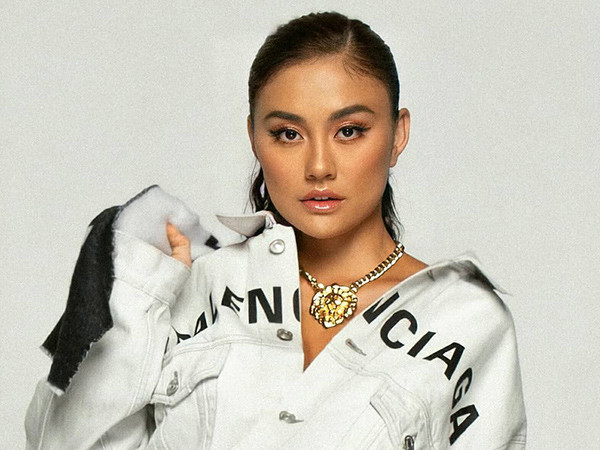 Percaya atau Tidak? Dompet Agnez Mo Ternyata Hanya Amplop Putih 