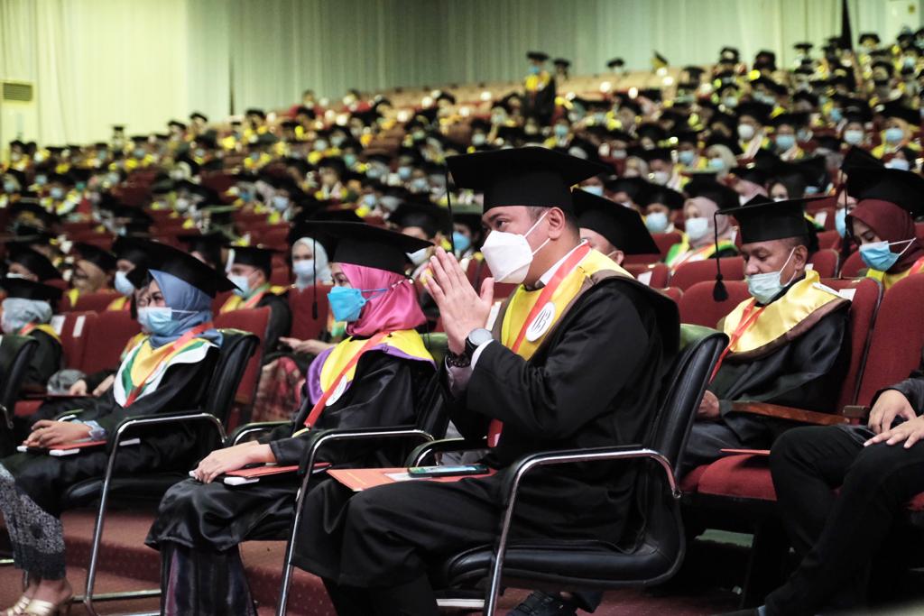 Ikut Wisuda Program Doktoral, Bupati Adnan: Saya Akan Terus Mengabdikan Diri untuk Daerah 