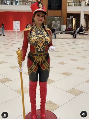 Model Playboy Bikin Sensasi di Mal, Telanjang Hanya Berlumur Cat Sambil Bagikan Kacang