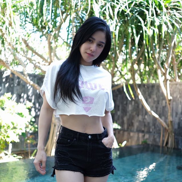 Intip Segarnya Santy Lolie yang Hobi Olahraga dan Jago Masak