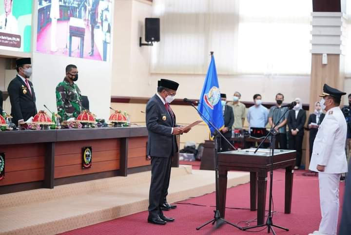 Gubernur Lantik Irwan Bachri sebagai Bupati Lutim yang akan Menjabat Selama Enam Hari