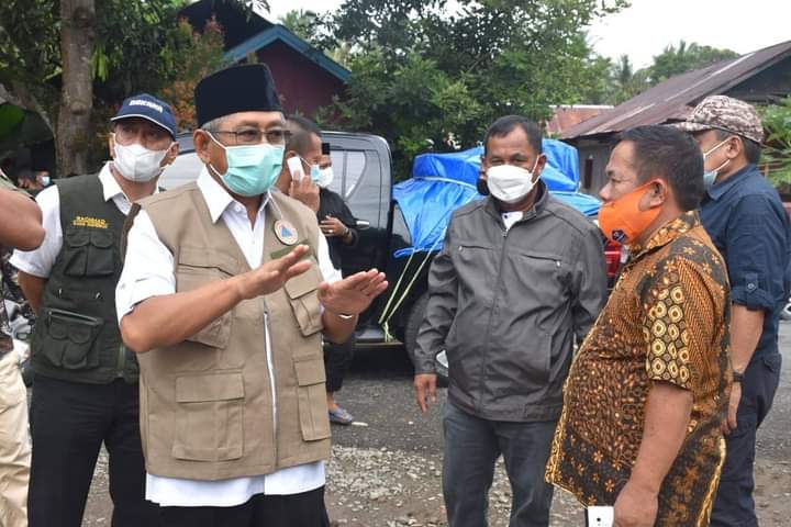 Foto: Gubernur Sulbar Didampingi Bupati Majene Menyerahkan Bantuan di Ulumanda