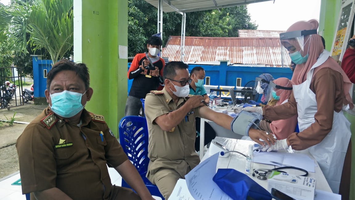 Kadis Kominfopers Pejabat Pertama di Pemprov Sulbar yang Divaksin Covid-19