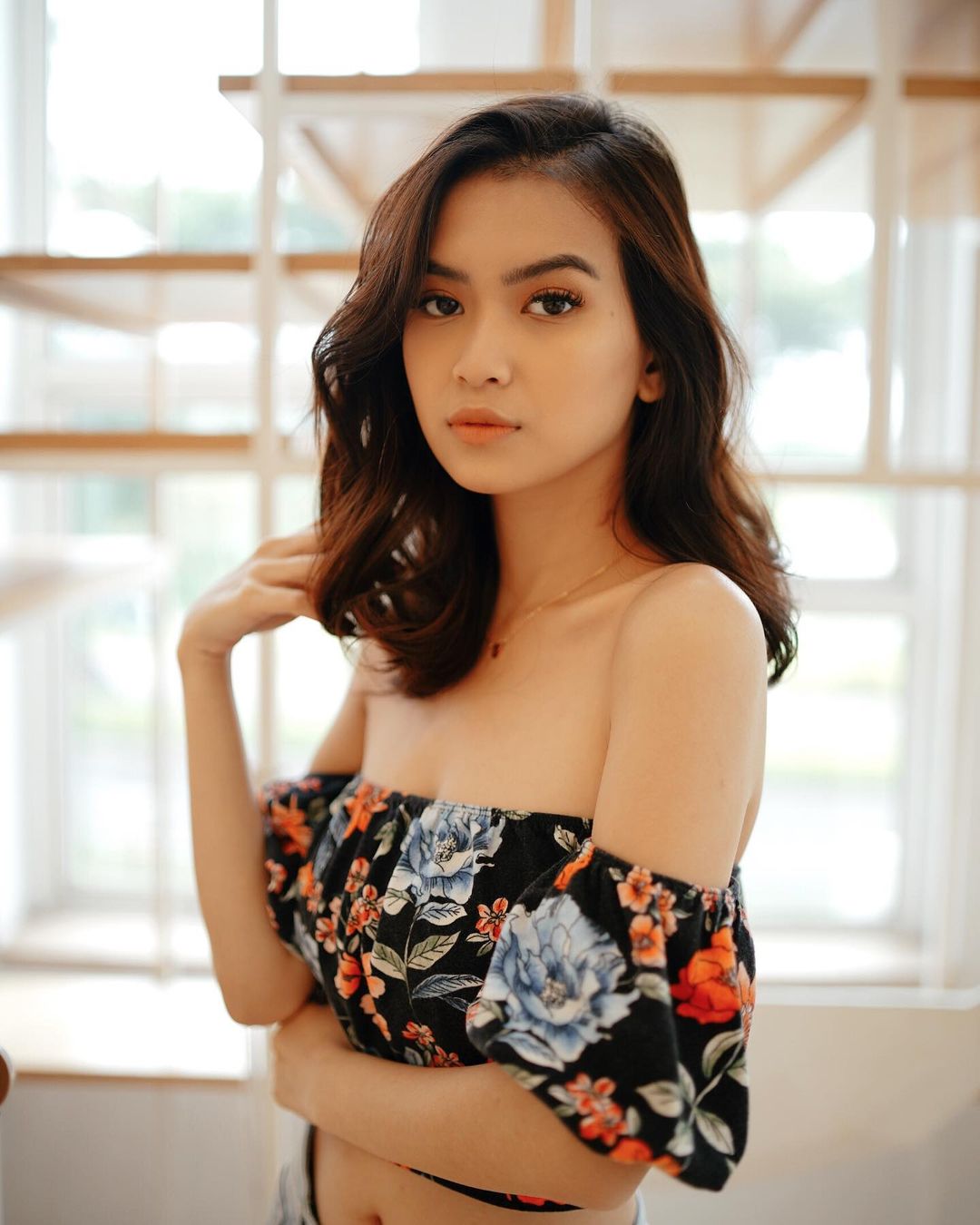 Potret Pesona Safira Kaunang, Model dan Selebgram Asal Manado 