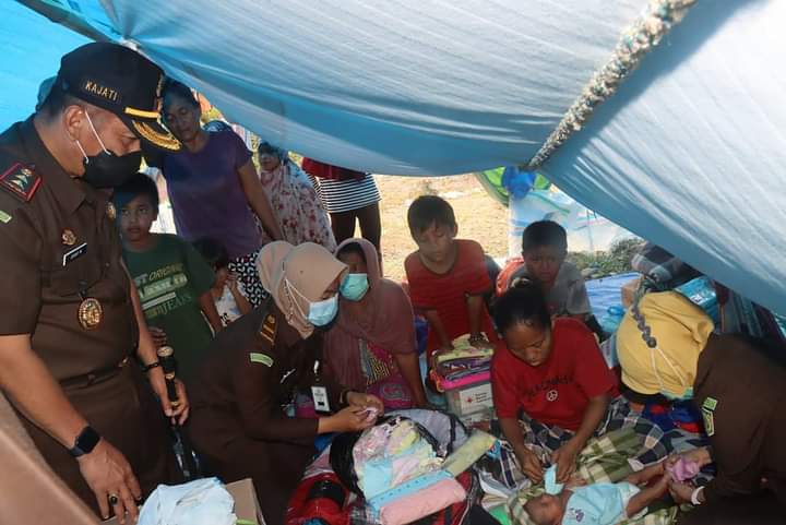 Hari ke-10 Pembagian Bantuan, Kajati Sulbar Salurkan bantuan dari Batang, Riau, Yogyakarta serta pantau Kondisi Bayi yang lahir di Tenda Pengungsian