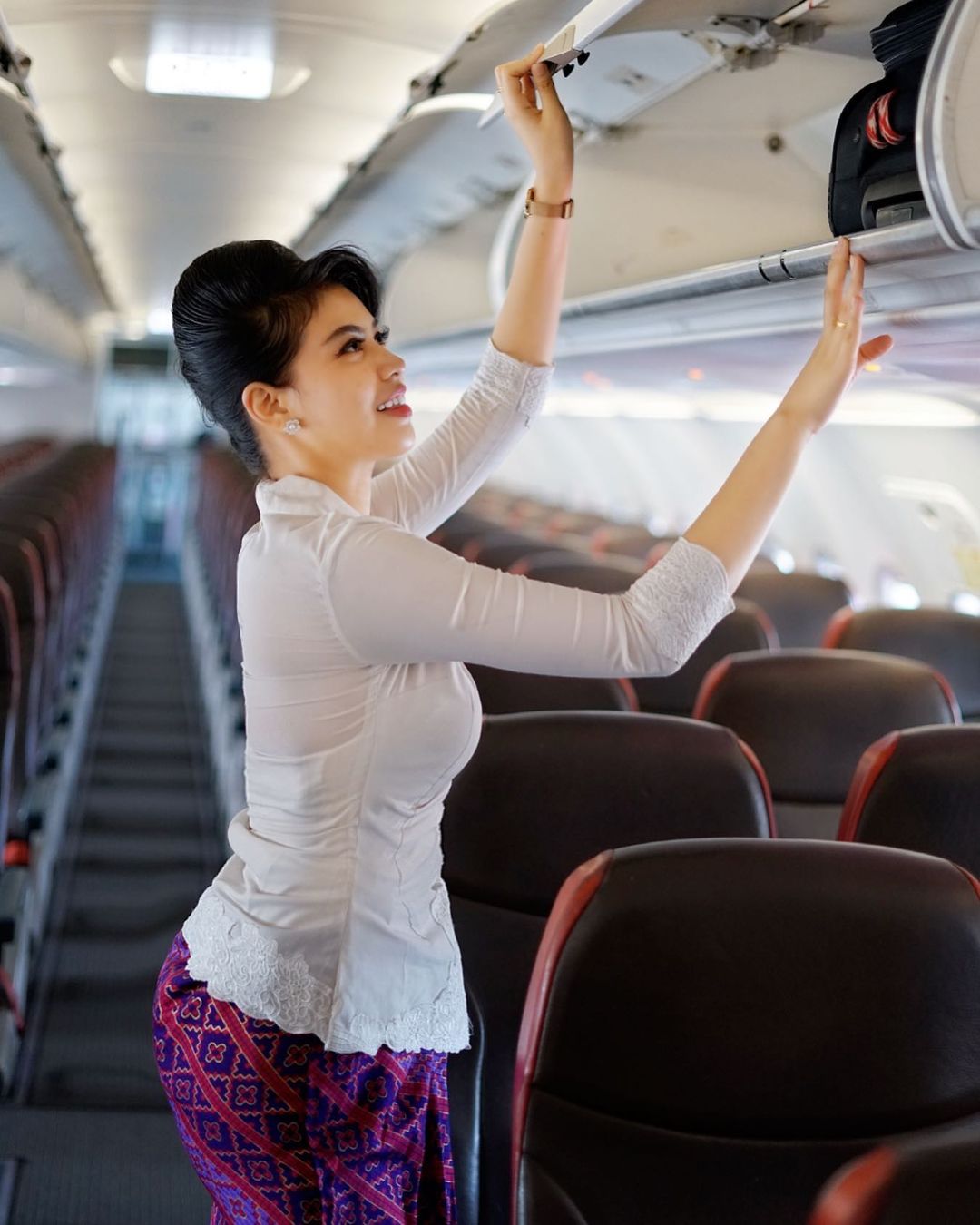 Pramugari Cantik Asal Makassar Ini Menyerahkan Urusan Cintanya Pada Takdir