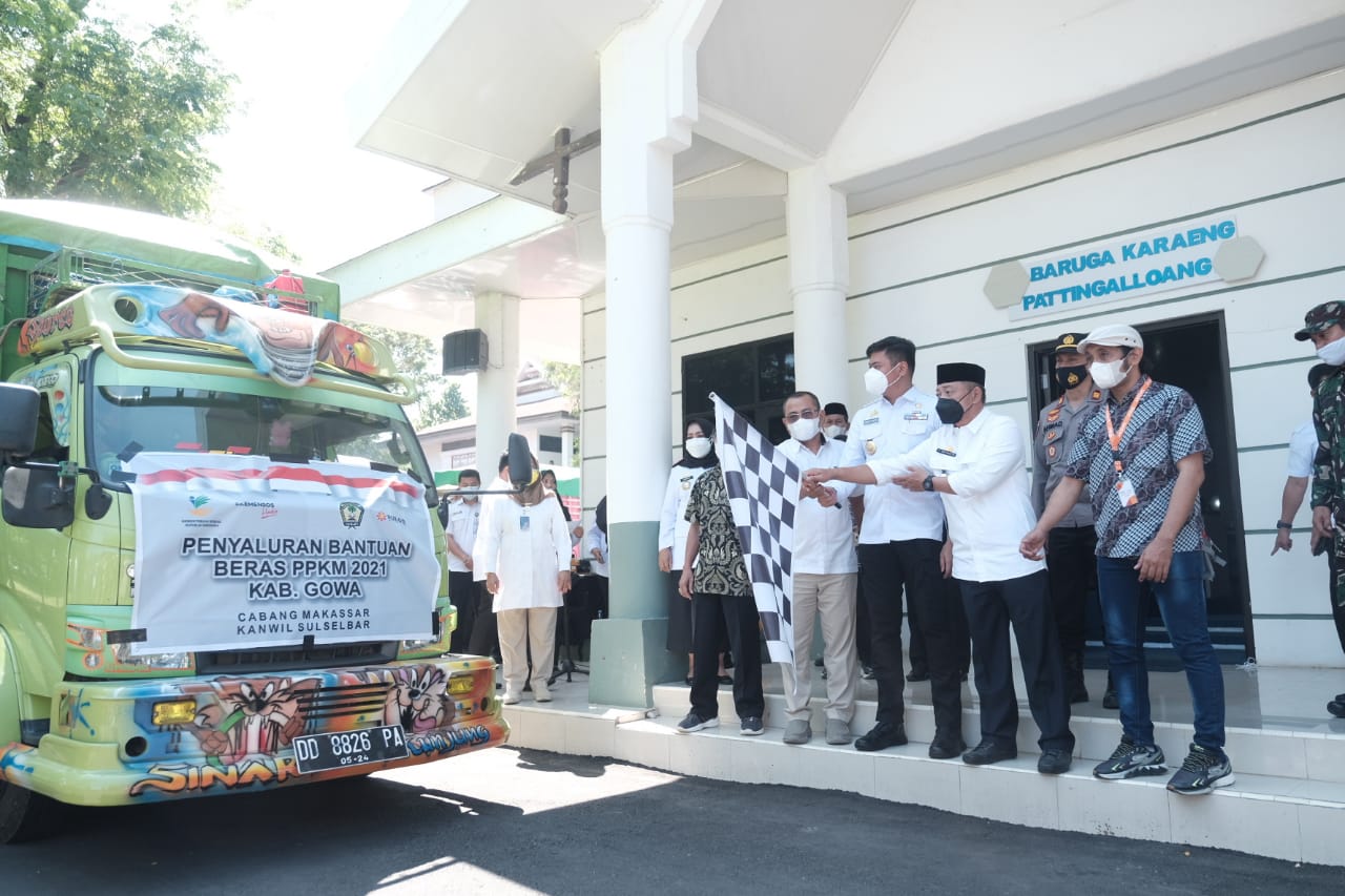 Bupati Adnan Lepas Ribuan Paket Beras Bagi Masyarakat Terdampak PPKM