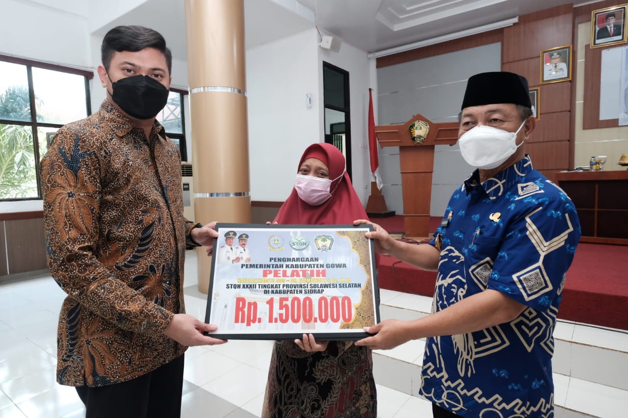 Bupati Gowa Serahkan Penghargaan Kepada Peserta dan Pelatih STQH Berprestasi