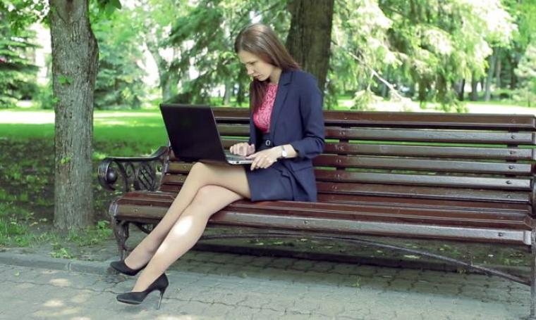 Sering Duduk Menyilangkan Kaki Dalam Waktu Lama Bisa Menimbulkan Masalah Kesehatan  