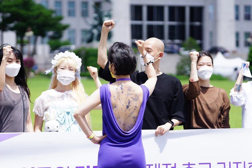 Promosikan RUU Pakai Dress Memperlihatkan Tato di Punggung, Anggota DPR Termuda Korsel Ini Disorot Publik