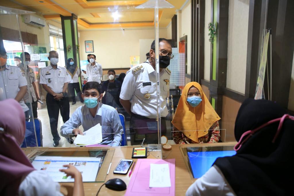 Pastikan Program Makassar Recover Berjalan Maksimal, Danny Pomanto Sidak Kantor Kecamatan