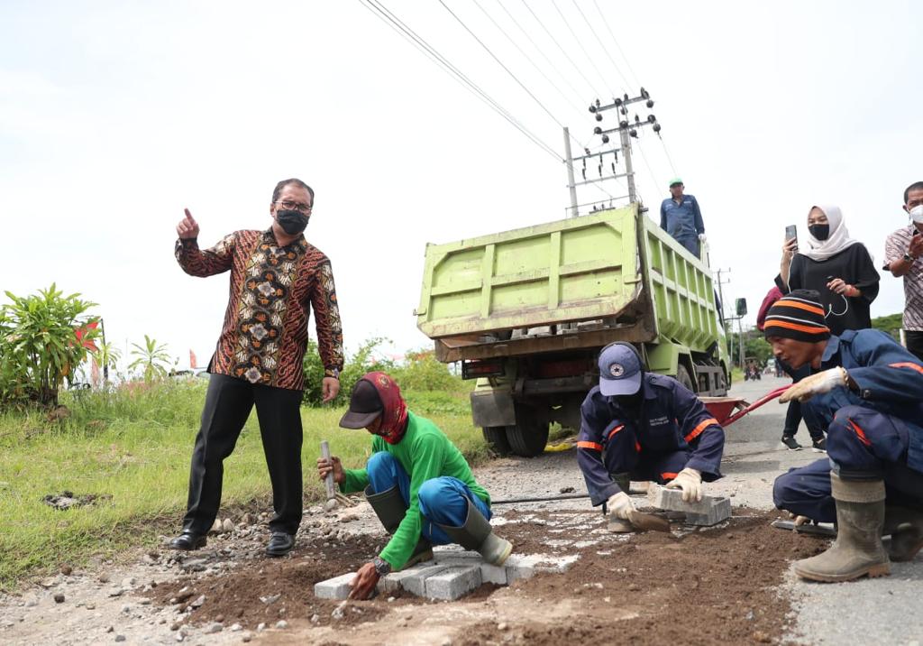 Wali Kota Makassar Tinjau Langsung Penambalan Jalan Metro Tanjung Bunga