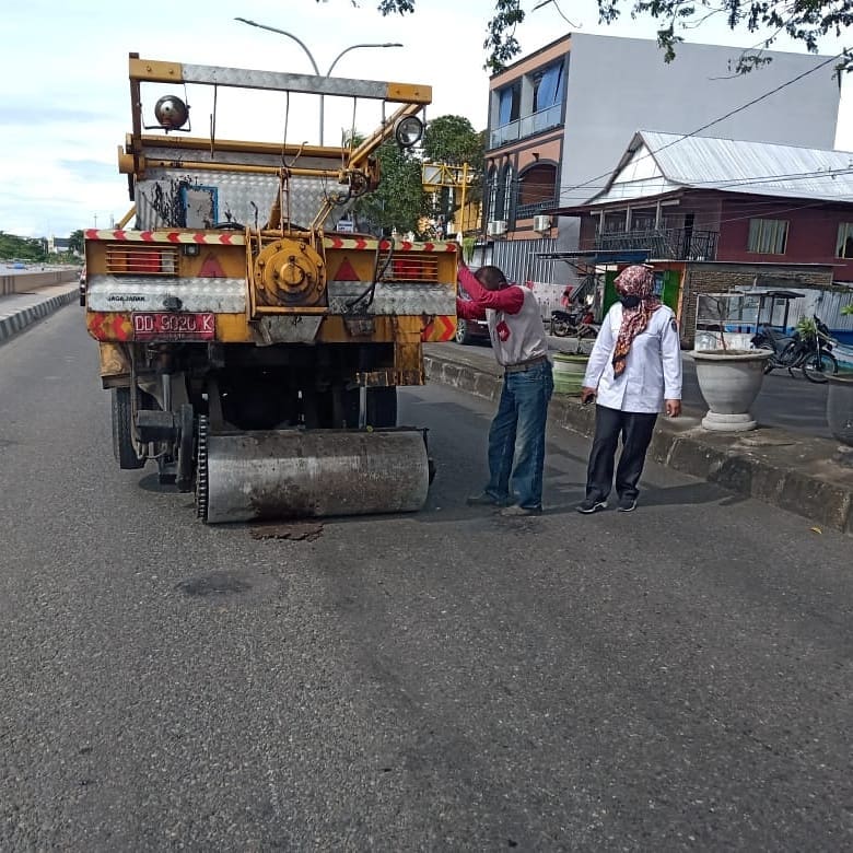 Respon Laporan Masyarakat, Wali Kota Parepare Langsung Perintahkan Dinas PU Lakukan Penambalan Jalan Berlubang