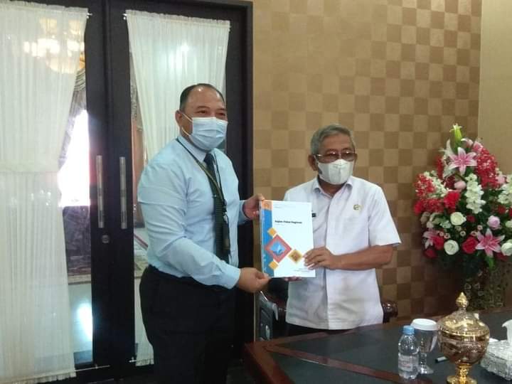 Ditjen Perbendaharaan Sulbar Serahkan Kajian Fiskal Regional Kepada Gubernur