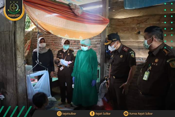 Kajati Sulbar Serahkan Bantuan dari Jaksa Agung ke Warga yang Kekurangan Biaya Persalinan