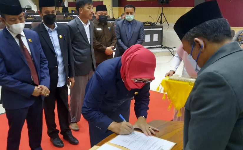 Wabup Herny Agus Serahkan LKPj Tahun 2020 ke DPRD Pasangkayu