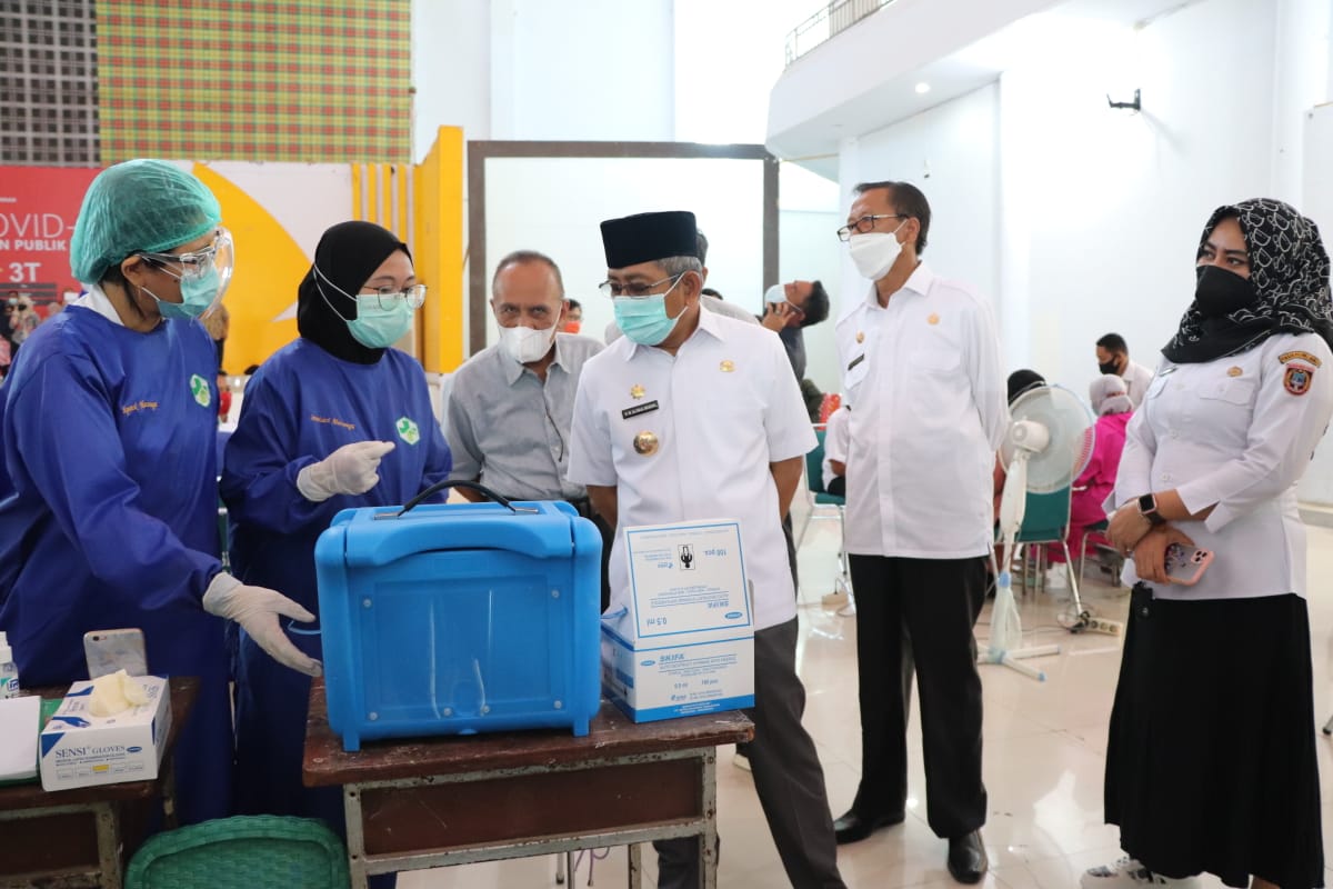 Pantau Pelaksanaan Vaksinasi di Polman, Gubernur Sulbar beri Semangat para Peserta dan Petugas