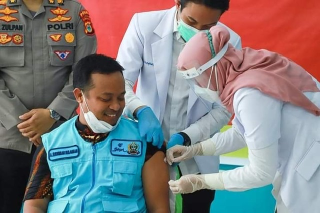 Vaksinasi Tahap Kedua Dimulai, Plt Gubernur Sulsel Minta Masyarakat Tidak Takut Divaksin