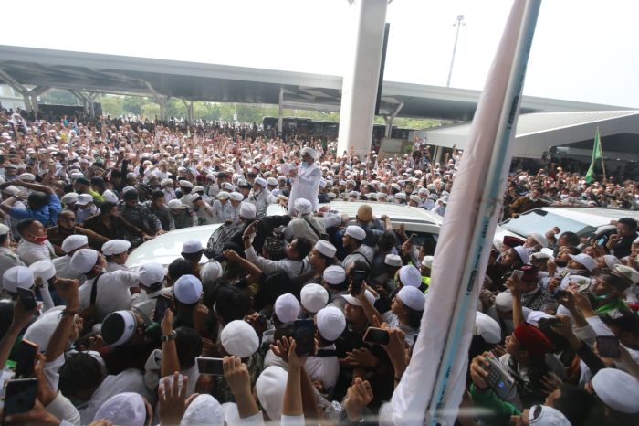 Habib Rizieq Shihab Nyatakan Mahfud MD Penyebab Terjadinya Ledakan Massa yang Menjemputnya di Bandara