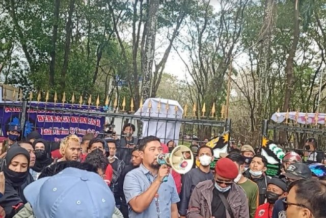 Aliansi Peduli Mattoanging Demo di Kantor Gubernur, Kadispora Jamin Pembangunan Stadion akan Dipercepat