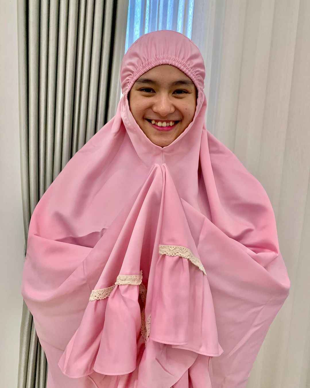 Tersenyum Manis Pakai Mukena Pink, Melati Daeva Ucapkan Selamat Idul Fitri