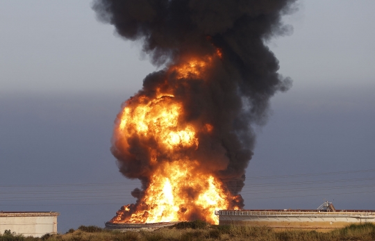 Roket Hamas Serang Kilang Minyak Israel, Akibatkan Kerugian Rp2,2 Triliun