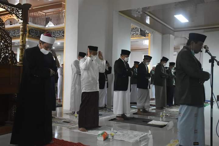 Gubernur dan Ketua TP PKK Sulbar Salat Ied di Masjid Baitul Anwar